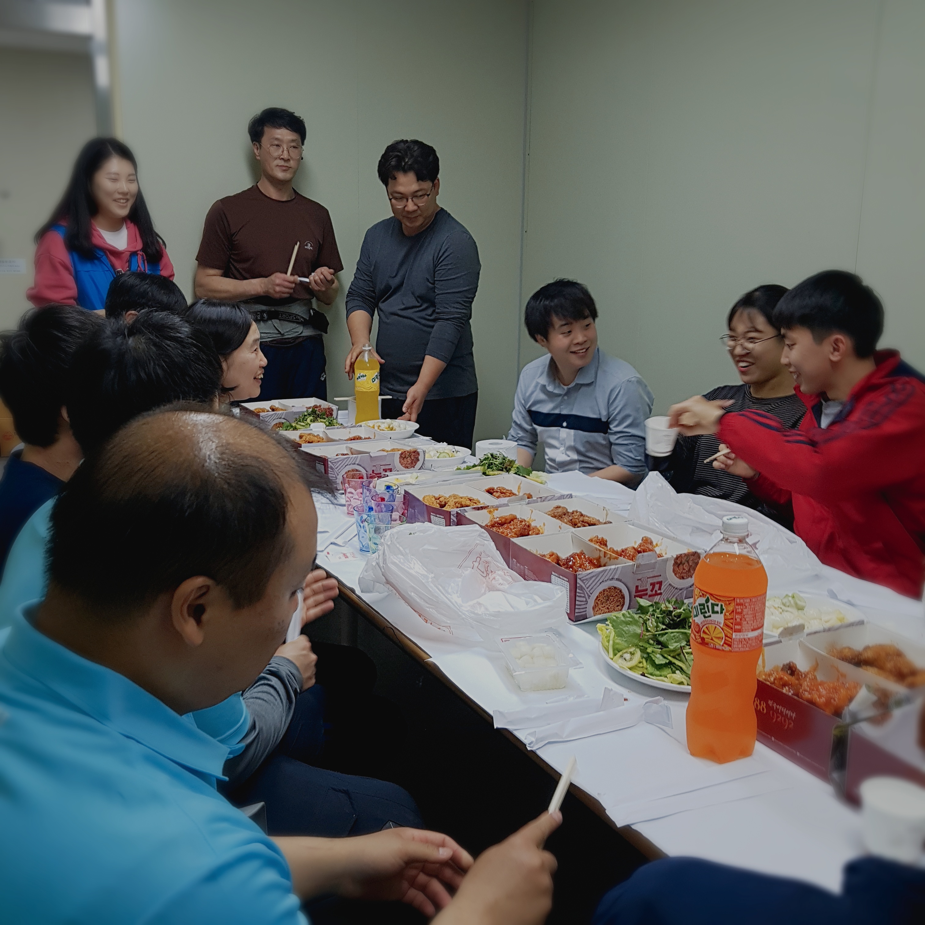 임직원 전체 친목도모 치킨파티  ( 2019 .4 )의 사진 2