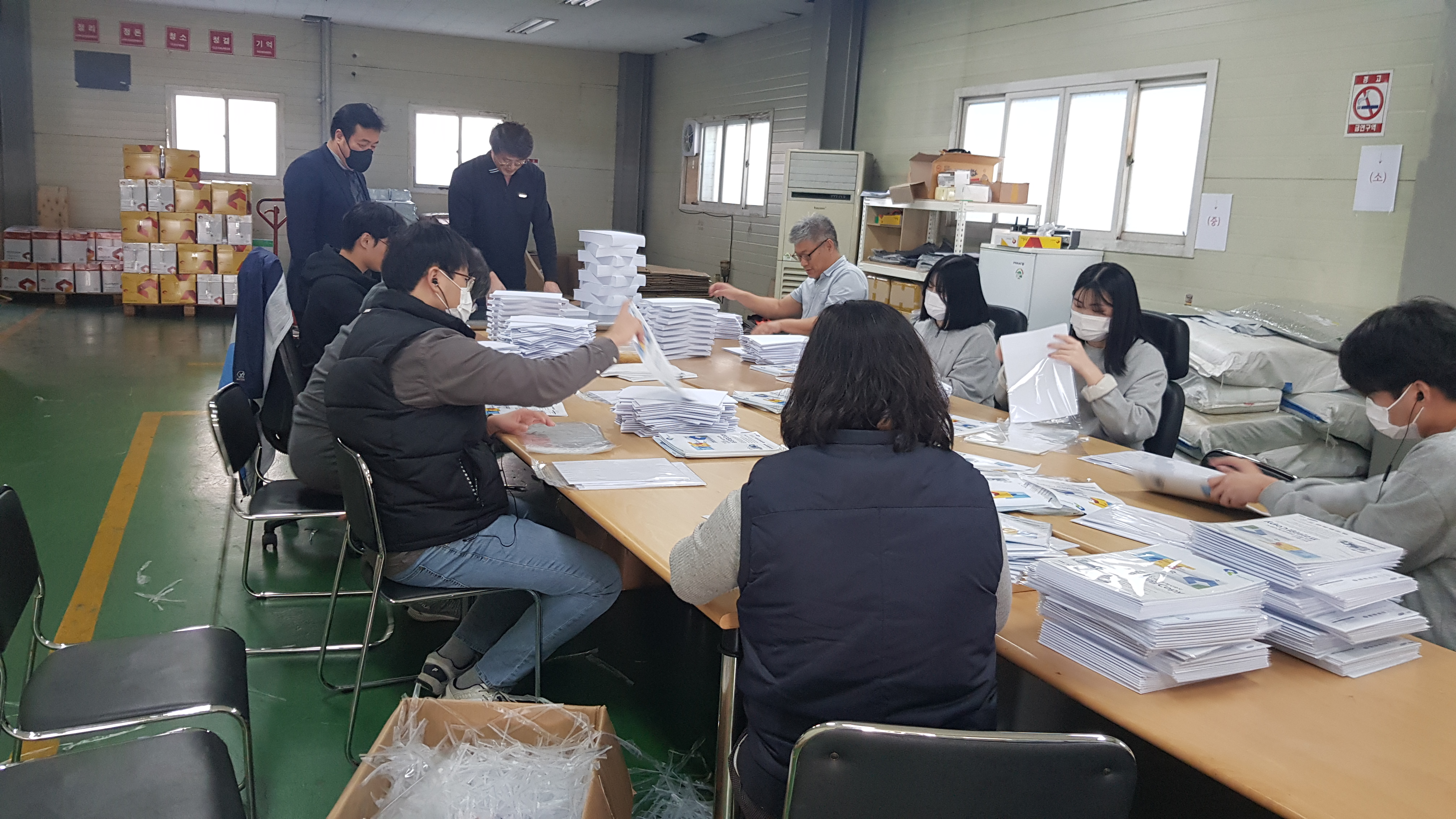 샘플팩 포장 직원들과 함께(2020.11) 썸네일