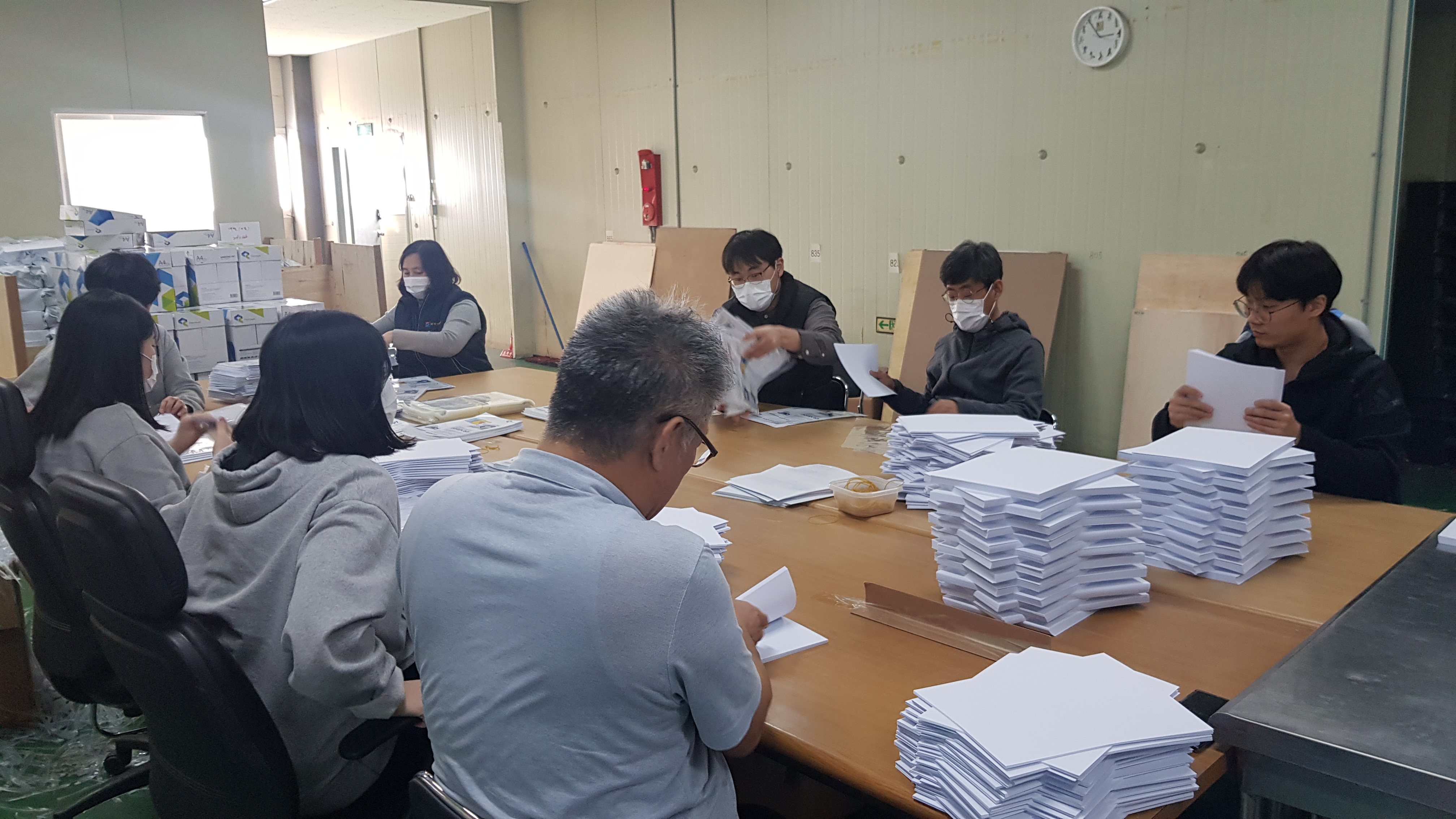 샘플팩 포장 직원들과 함께(2020.11)의 사진 2